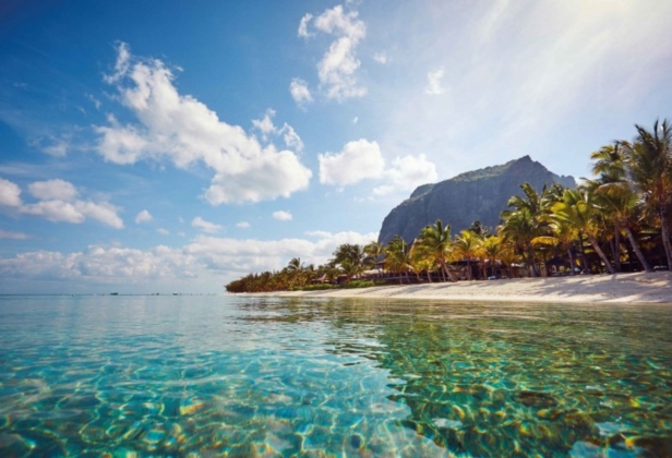 Beach & Le Morne mountain